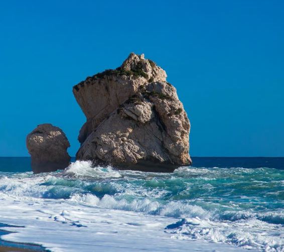 Kıbrıs kıyılarında Afrodit Kayalıkları, altın saat ışığı