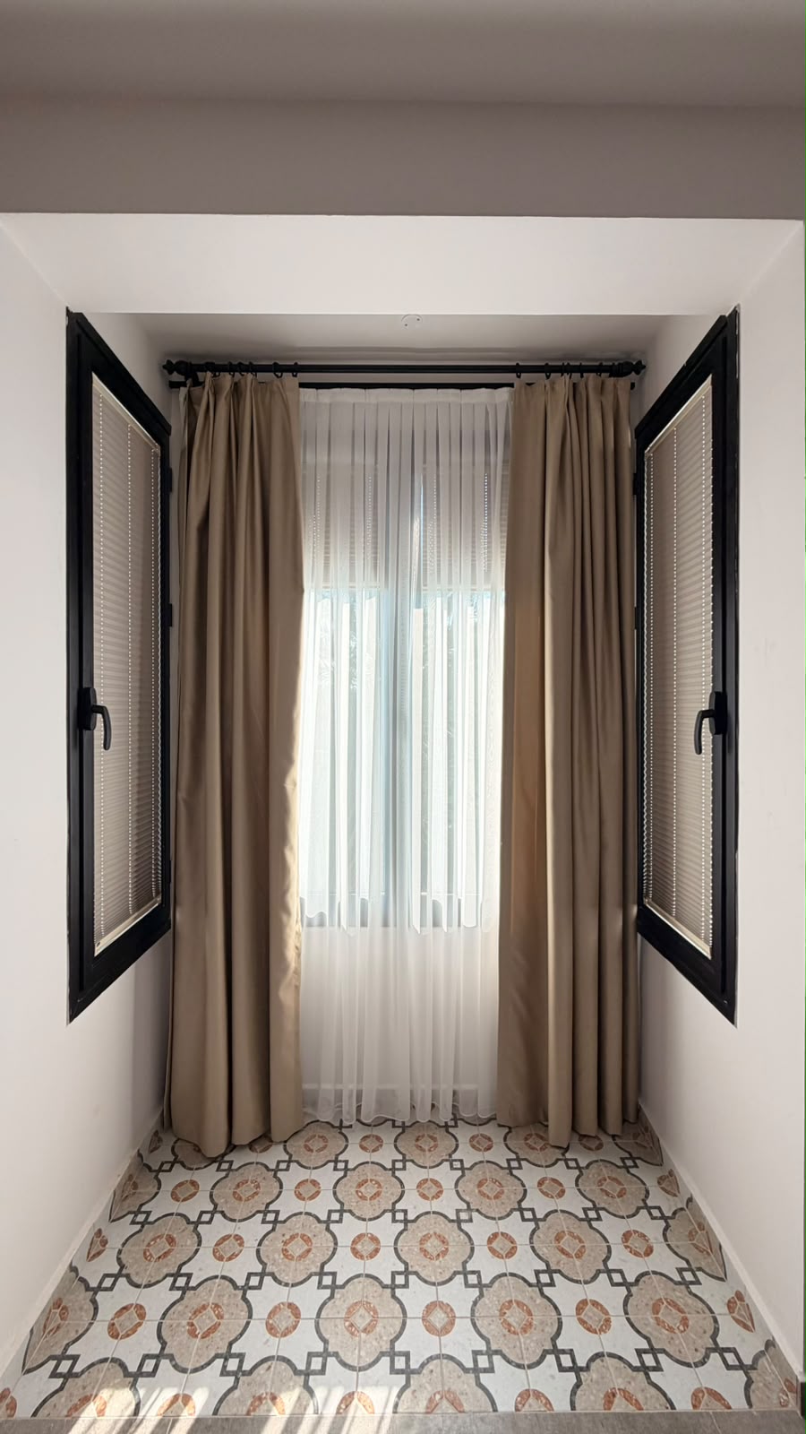 Kıbrıs Konağı Double Room oda penceresi ve dinlenme alanı